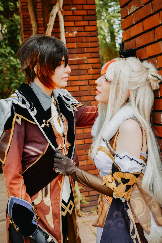 Romantische Szene von Zhongli und Ningguang aus dem Spiel "Genshin Impact" in einer Ruine.