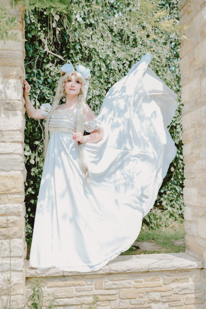 Fantasy-Foto von Prinzessin Serenity (Sailor Moon) an einem alten Gemäuer in der Natur.