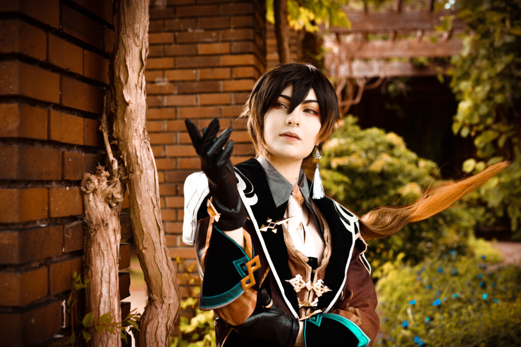 Cosplay Foto von der Cosplayerin secretly.a.raptor im Zhongli Cosplay, aus dem Spiel Genshin Impact, in alten bewachsenen Ruinen.