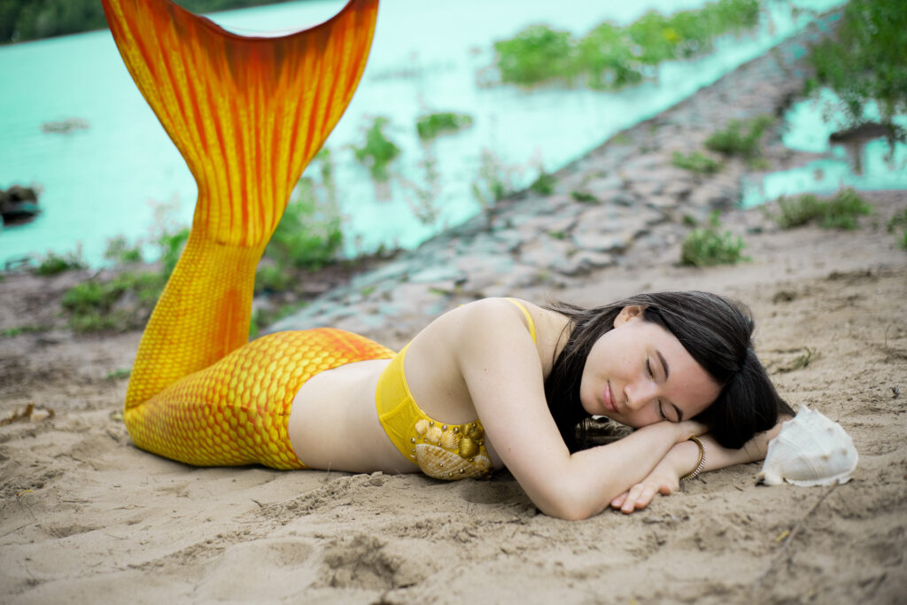 Ganzkörperaufnahme von Amy Thyndal als goldene Meerjungfrau bei einem märchenhaften Mermaidshooting in Wesseling bei Köln.